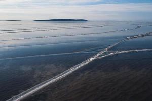 lac gelé avec de la glace noire transparente avec des fissures. photo