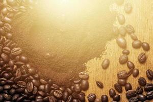 gros plan de grains de café et de café moulu photo