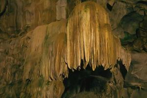 grotte souterraine sombre et naturelle avec des stalactites aux formes étranges. photo