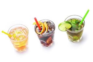verres de différentes boissons non alcoolisées ou cocktails highball photo