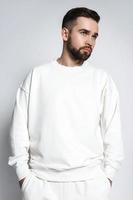 bel homme portant un sweat blanc photo