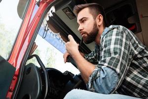 chauffeur de camion parlant par système radio cb dans son véhicule photo