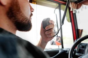 chauffeur de camion parlant par système radio cb dans son véhicule photo