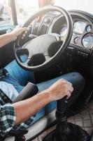 chauffeur de camion masculin au volant de son gros véhicule photo