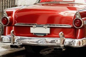 voiture verte vintage brillante garée dans la rue photo