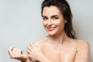 femme sensuelle se lavant le corps avec du gel douche photo