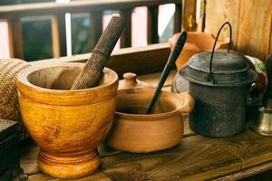 gros plan d'ustensiles de cuisine fabriqués à la main sur une table en bois dans une maison rurale. photo