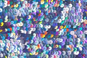 gros plan d'un tissu à paillettes multicolores brillant. photo