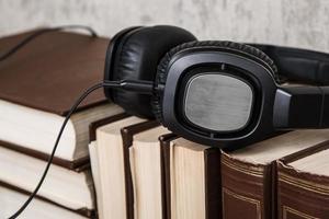 concept de livres audio avec livres et casque photo