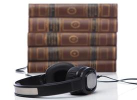 concept de livres audio avec livres et casque photo