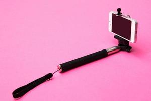 bâton de selfie et téléphone intelligent blanc photo