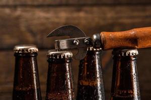 bouteilles de bière et ouvre-bouteille vintage photo