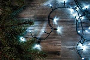 lumières de noël et branches d'épinette photo