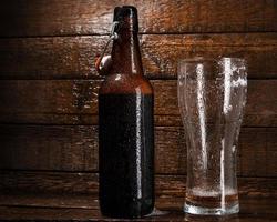 bouteille et verre de bière photo