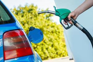 l'homme fait le plein de sa voiture photo