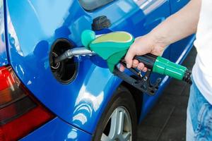 l'homme fait le plein de sa voiture photo