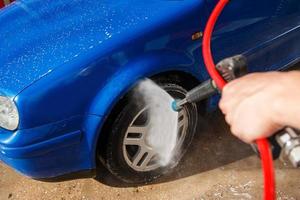 voiture bleue dans un lave-auto photo