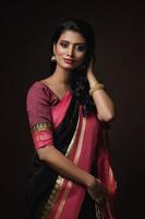 belle femme indienne vêtue d'une robe sari traditionnelle photo