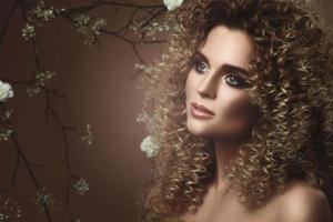 jolie jeune femme avec une coiffure afro et un beau maquillage photo