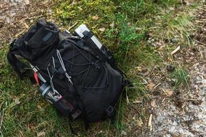 sac à dos du voyageur avec fournitures au sol photo