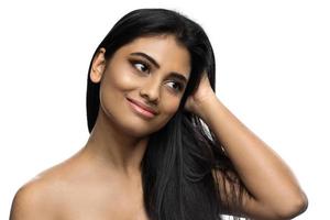 belle femme indienne à la peau lisse et aux longs cheveux noirs photo