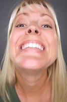 femme blonde souriante avec une drôle de tête photo