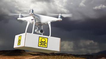 drone de système d'avion sans pilote transportant un paquet avec une étiquette de symbole de poison près d'un ciel orageux. photo