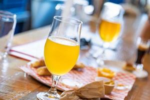Résumé de petit verre de bières micro brew sur bar photo