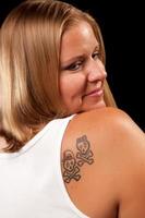 femme montrant l'art du tatouage photo