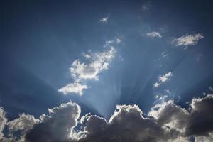 nuages d'orage bordés d'argent avec rayons lumineux et espace de copie photo