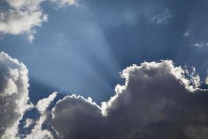 nuages d'orage bordés d'argent avec rayons lumineux et espace de copie photo