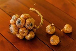 gros plan de fruits sauvages salak sur table en bois photo