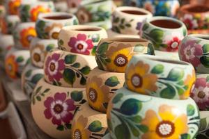 variété de pots en céramique peints de couleurs vives photo