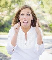 jeune femme excitée avec un crayon à l'extérieur photo