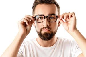 jeune et beau barbu portant des lunettes photo