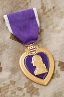 Médaille coeur violet portant sur des treillis militaires photo