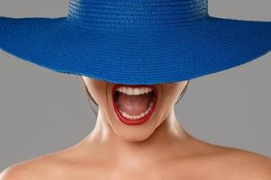 portrait d'une fille étrangère aux lèvres rouges portant un chapeau bleu photo