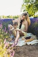 belle femme et son mignon petit fils dans le champ de lavande photo