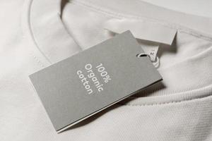 étiquette en papier sur un vêtement blanc en coton 100 % biologique photo