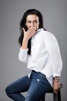 beau mannequin d'âge moyen portant une chemise blanche et un jean dans un studio photo