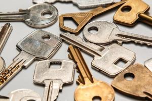 clefs éparpillées en bronze et argent photo