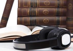 concept de livres audio avec livres et casque photo