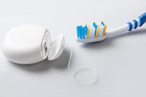 brosse à dents et fil dentaire photo