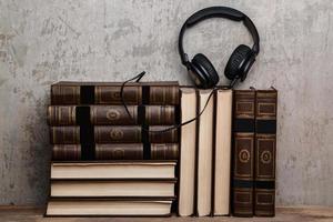 concept de livres audio avec livres et casque photo