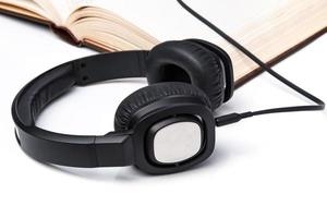 concept de livres audio avec livres et casque photo