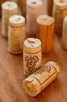 bouchons de vin sur fond de bois photo