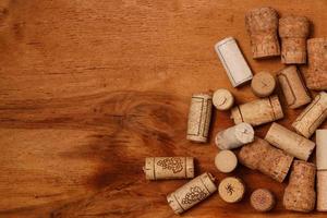 bouchons de vin sur fond de bois photo