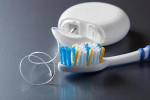 brosse à dents et fil dentaire photo