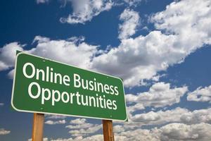 opportunités d'affaires en ligne panneau de signalisation vert et nuages photo