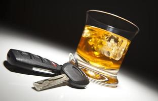 boisson alcoolisée et clés de voiture photo